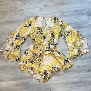 Dress Forum Ruffle tie waist tropical print romper Size Small